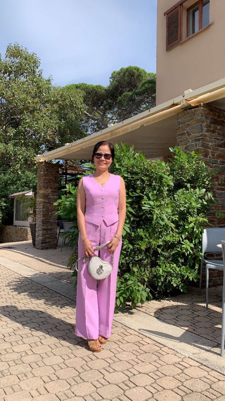 Tenue estivale rose portée en extérieur