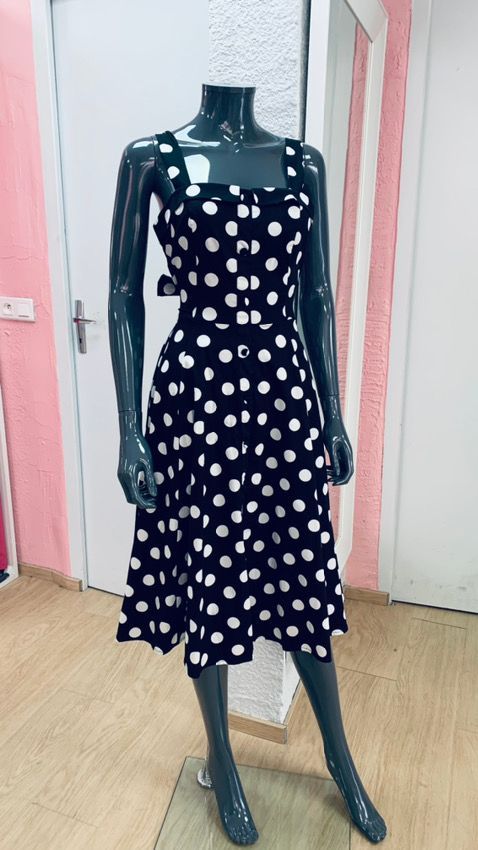 Robe noire à pois blancs intemporels