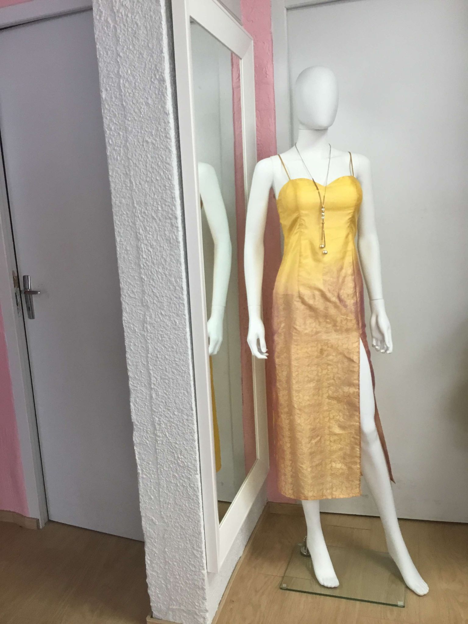 Robe jaune dorée avec décolleté élégant