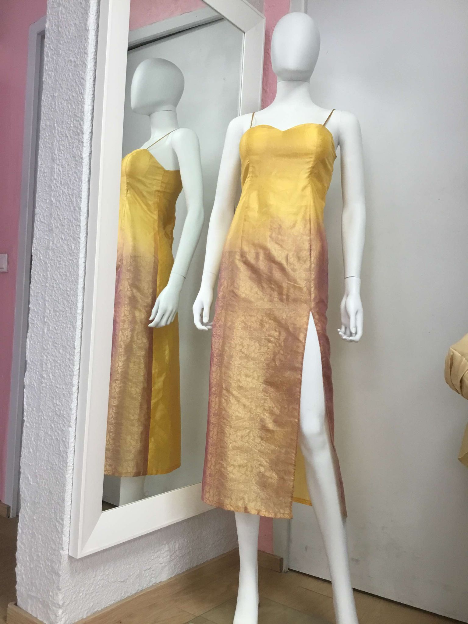 Robe dorée scintillante fluide