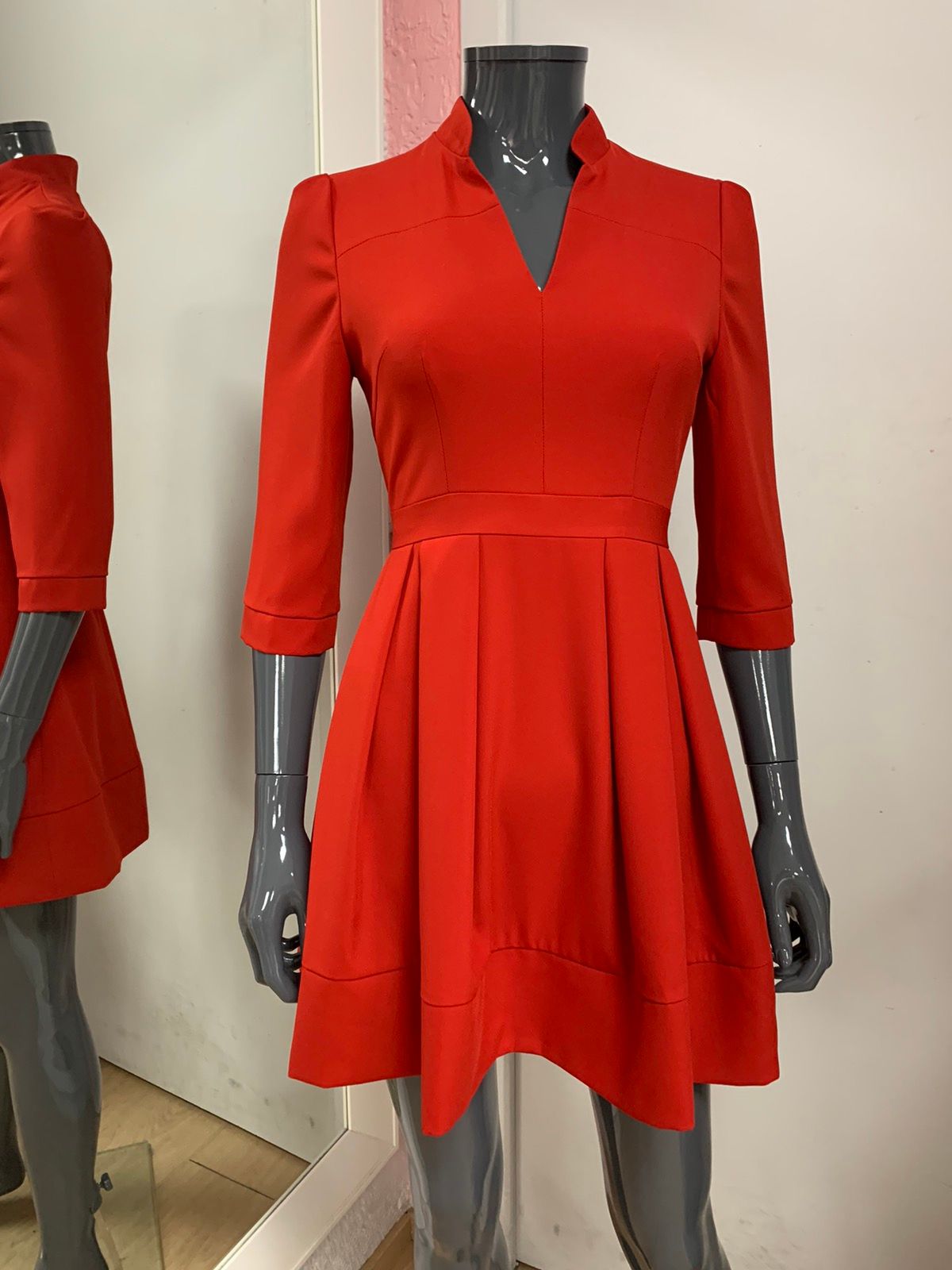 Robe rouge ajustée avec jupe évasée