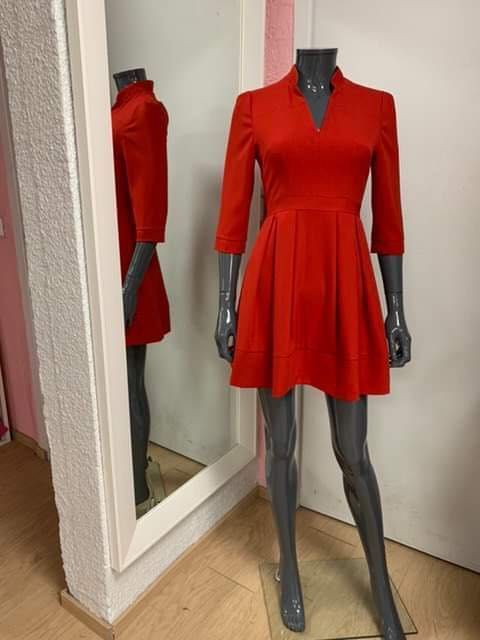  Robe rouge courte à manches longues