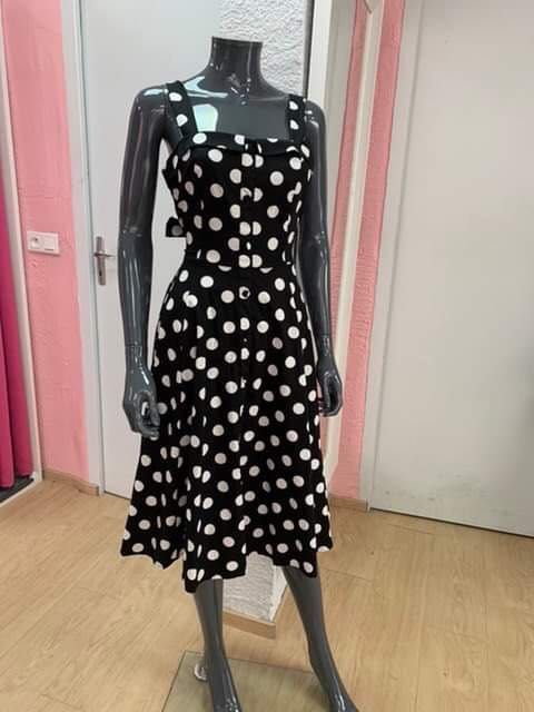 Élégante robe noire à pois blancs