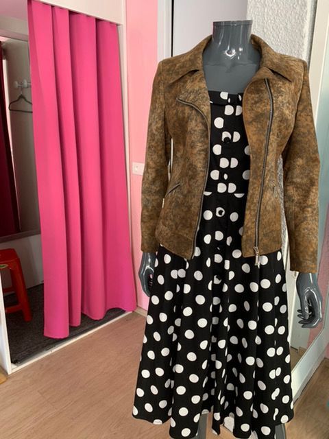 Robe à pois noirs avec veste marron