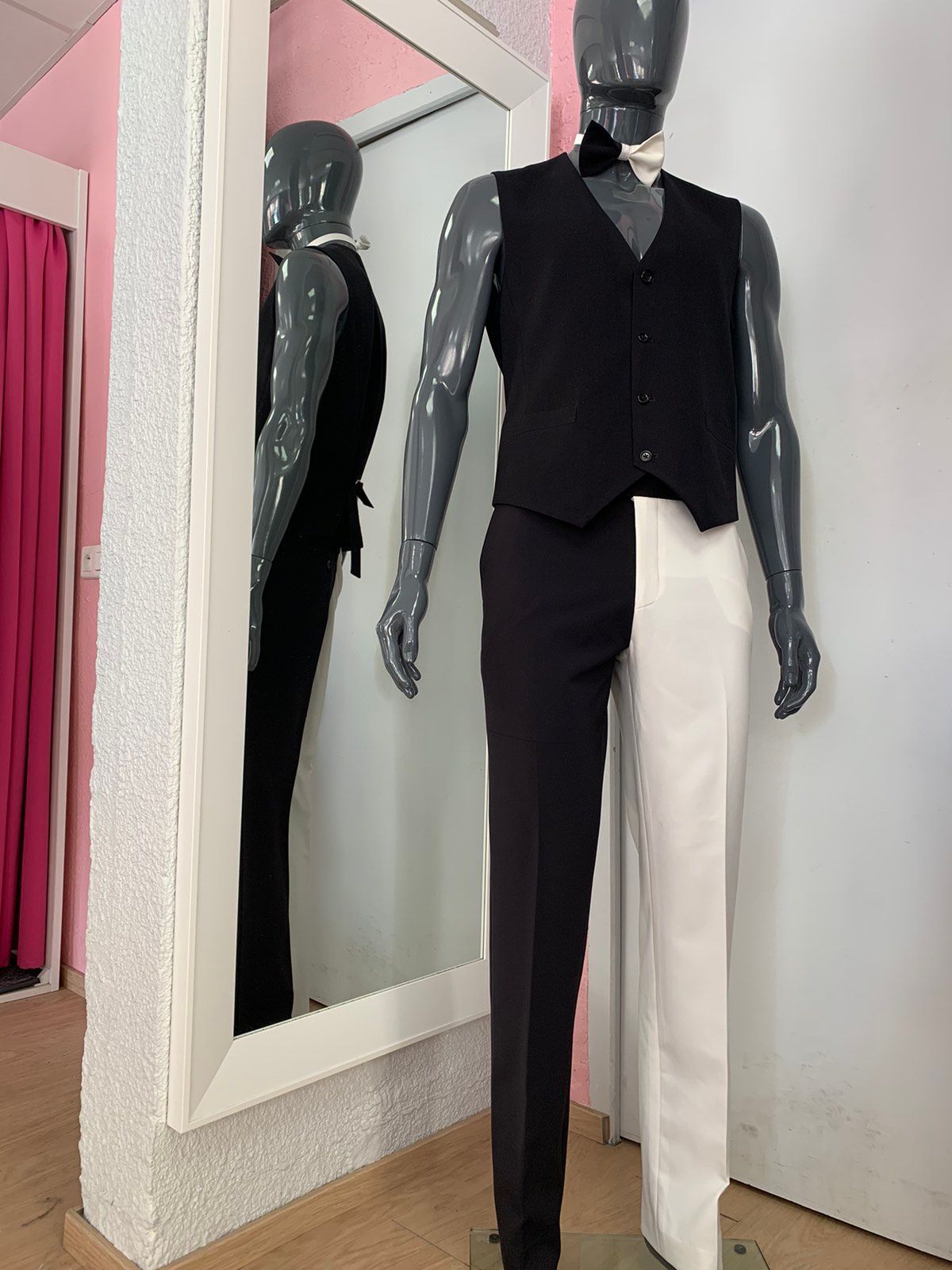 Mannequin vêtu d’un pantalon noir et blanc