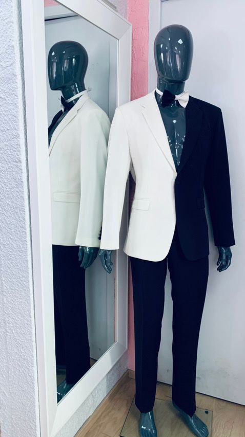 Costume blanc avec chemise et cravate