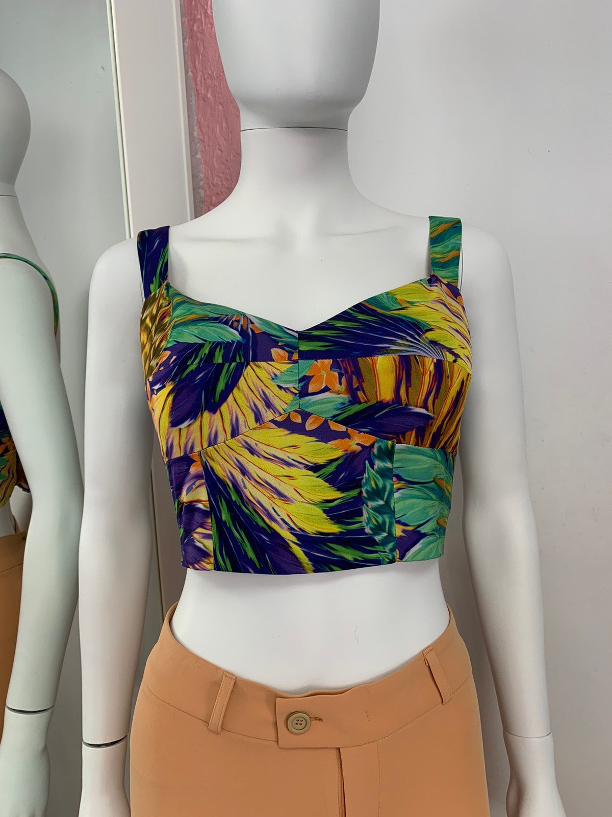 Haut coloré à motifs porté sur mannequin