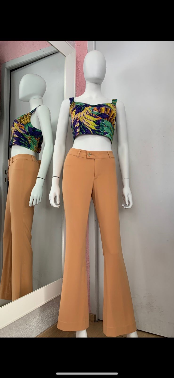 Pantalon orange porté sur mannequin