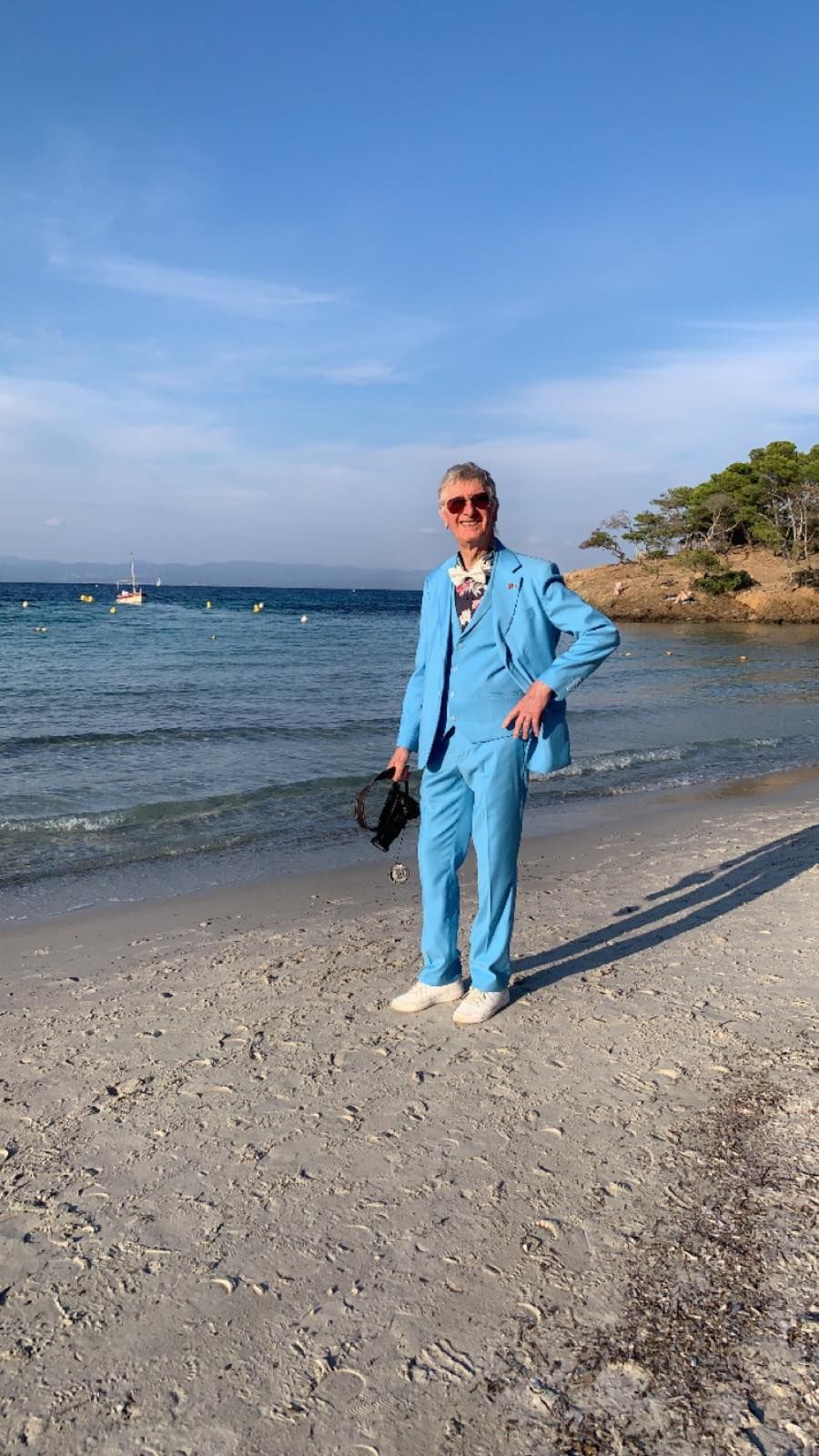 Homme en costume bleu sur une plage