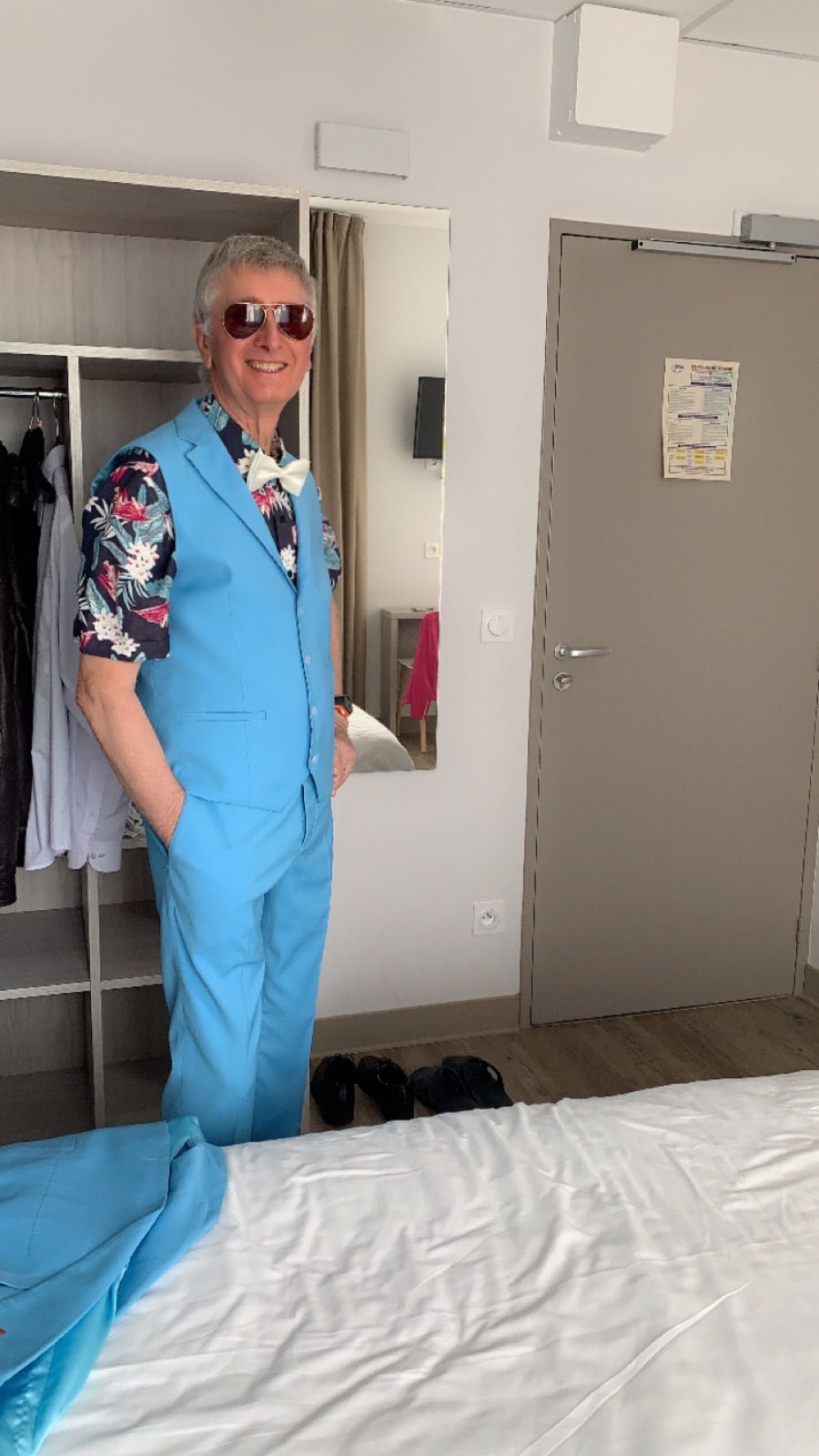 Homme portant un costume bleu ciel