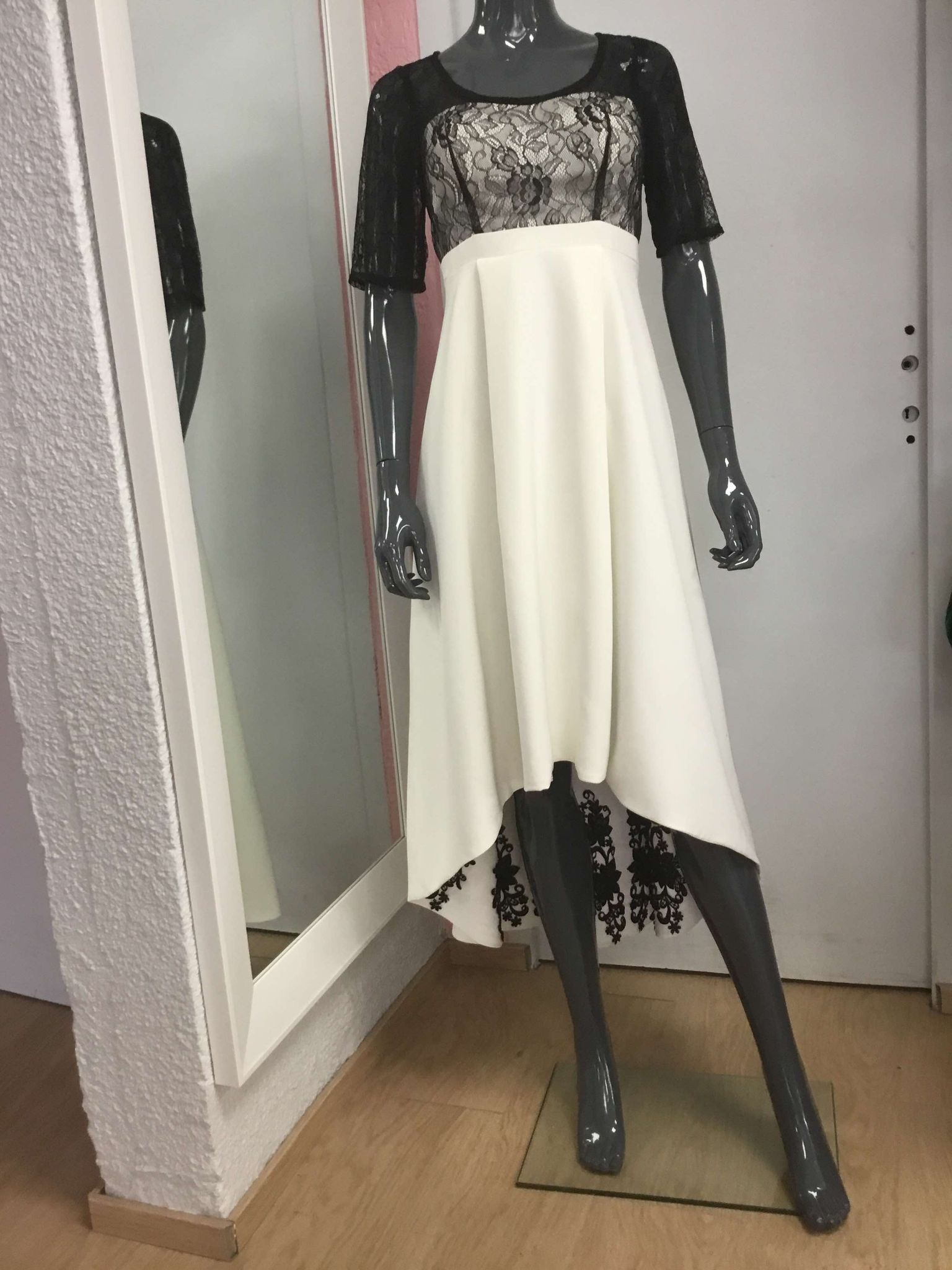 Jupes fluides blanches et noires suspendues