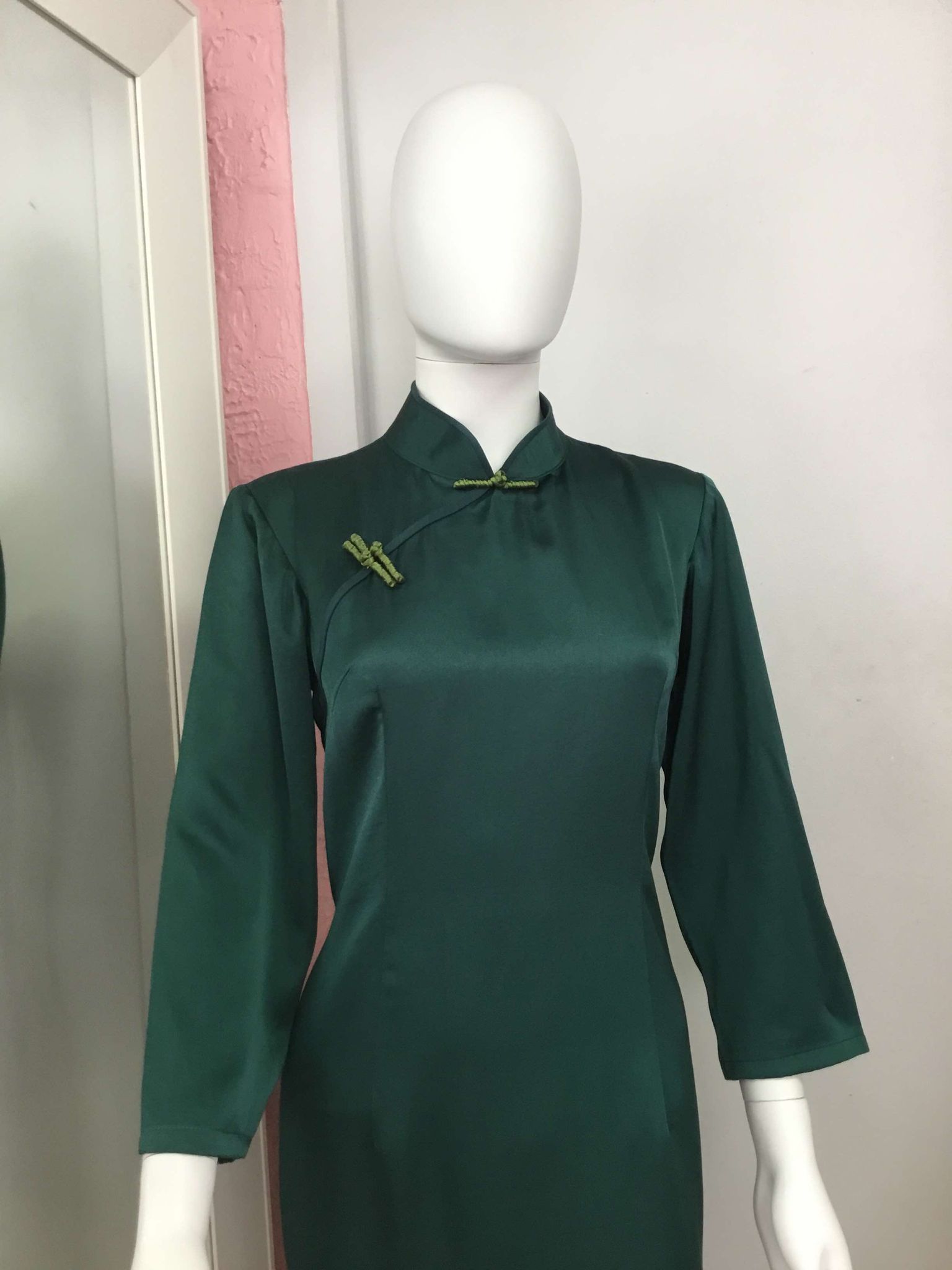 Chemisier vert avec broche décorative
