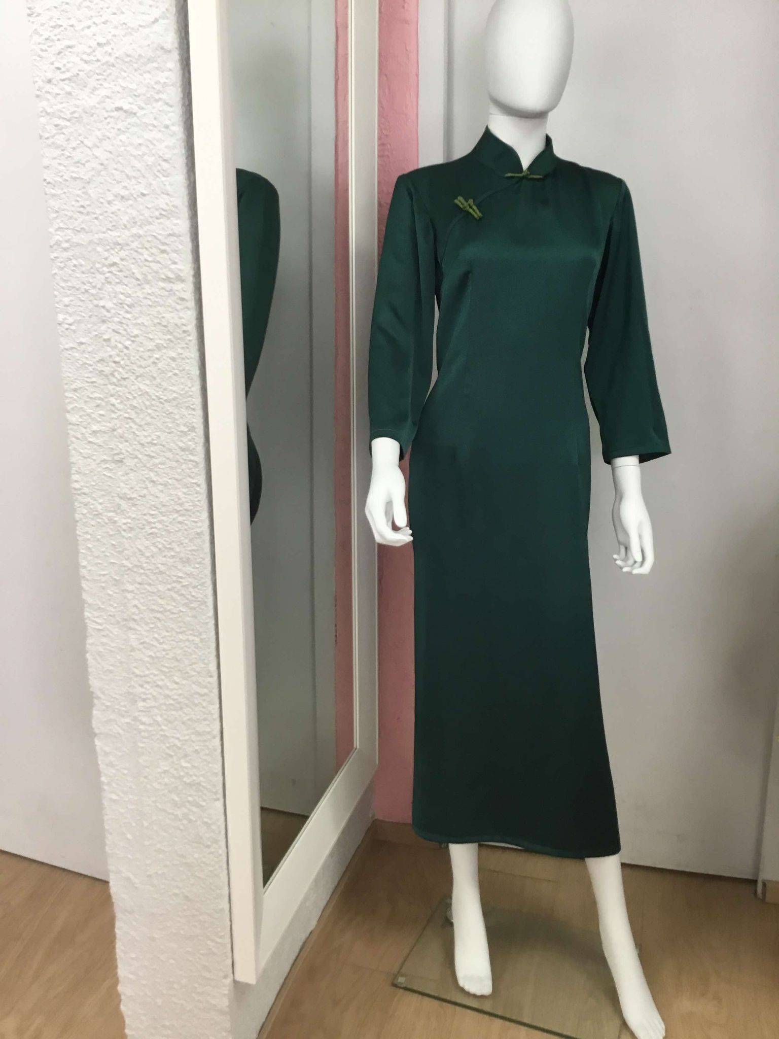 Robe longue verte portée sur mannequin