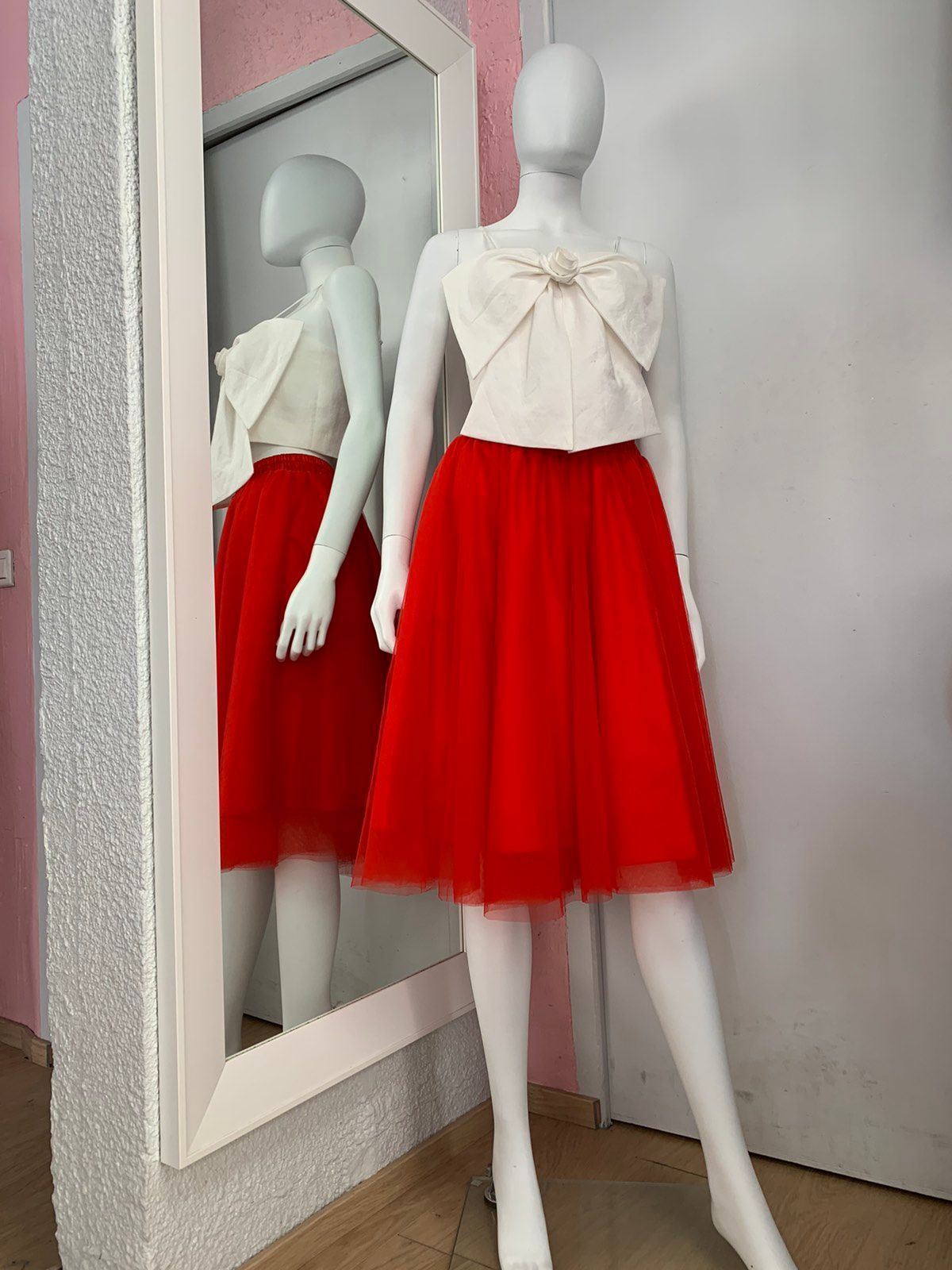 Jupe rouge fluide avec haut blanc sur mannequin