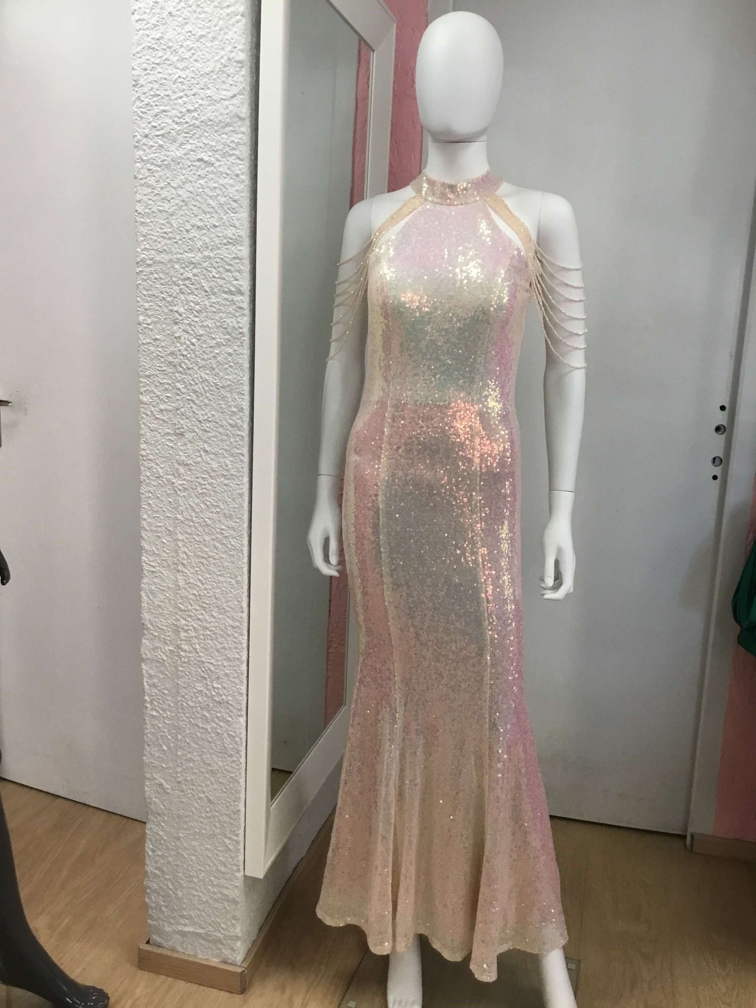 Robe longue pailletée translucide sur mannequin