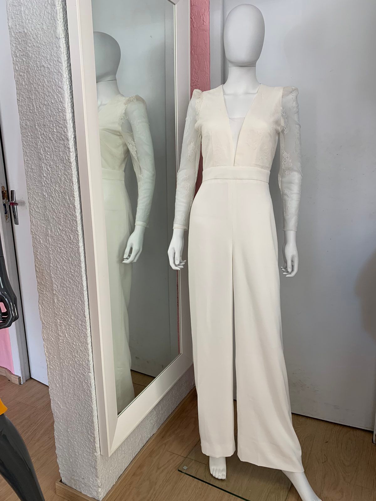 Combinaison blanche élégante avec détails cintrés