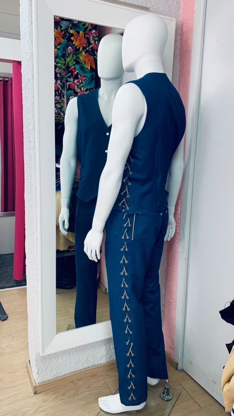 Jupe bleue avec détails brodés sur le côté