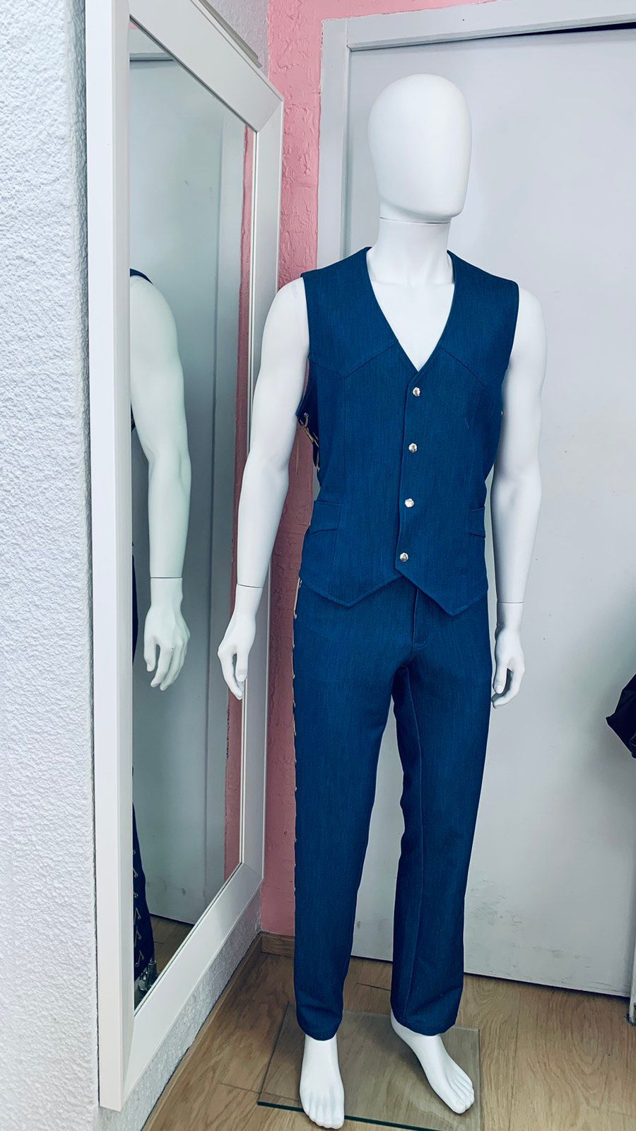 Ensemble bleu avec gilet et pantalon ajusté