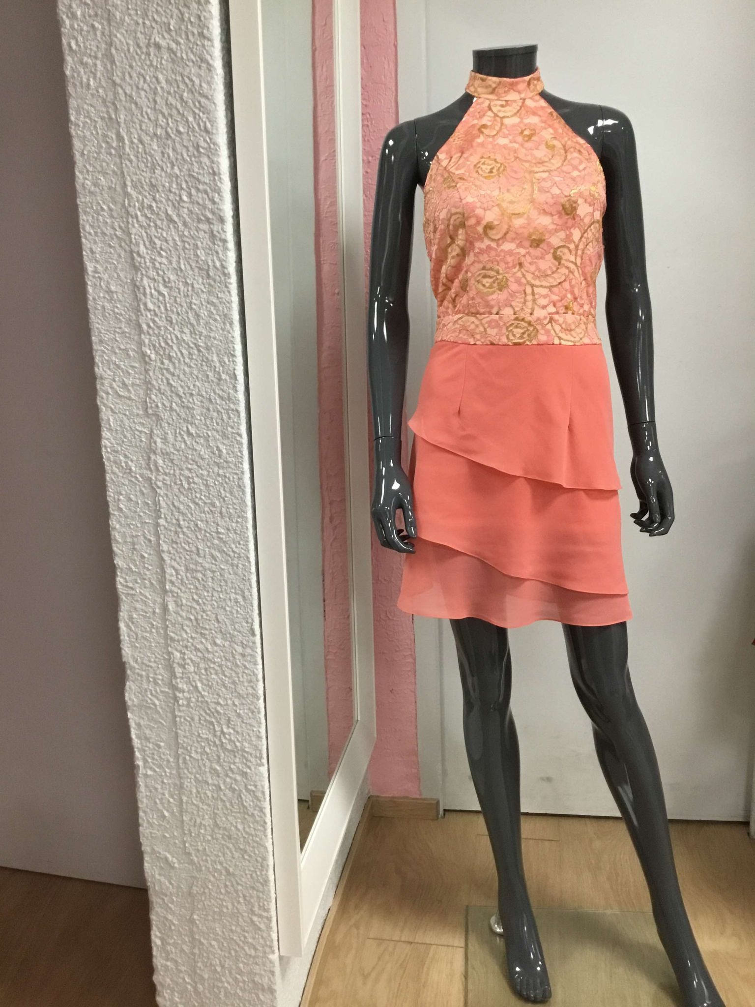 Robe corail à volants sur mannequin