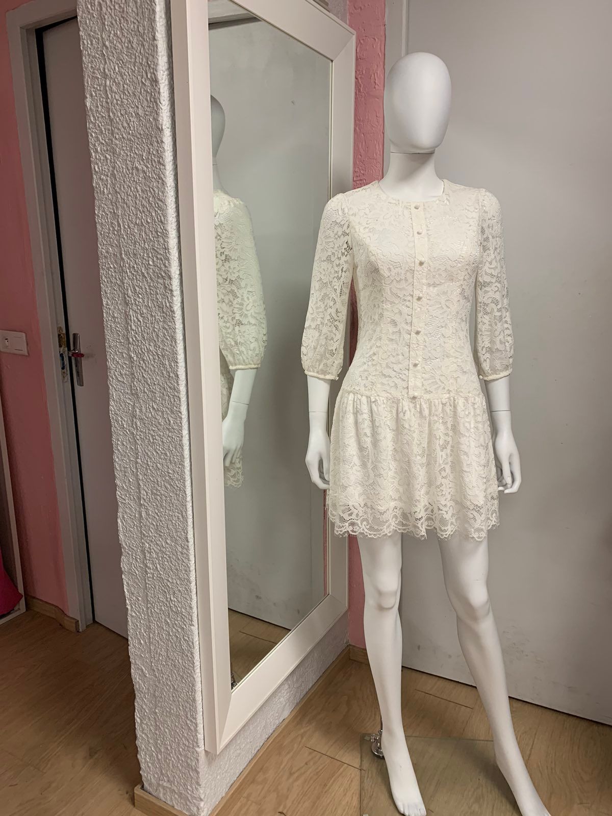 Robe courte blanche en dentelle avec manches trois-quarts