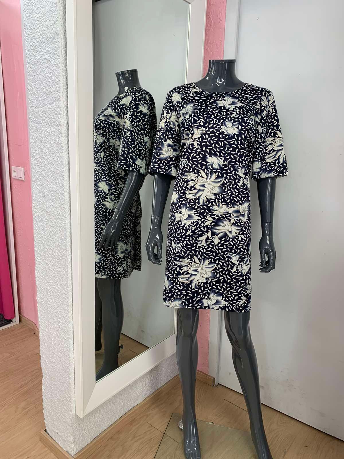 Robe courte noire et blanche à motifs floraux