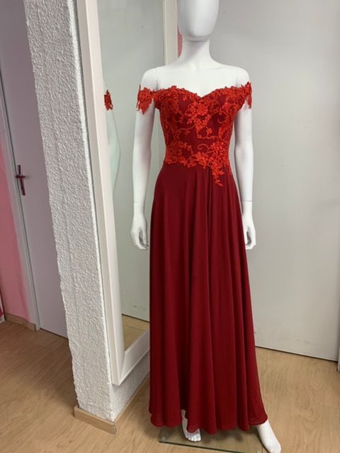 Robe longue rouge avec dentelle sur le buste