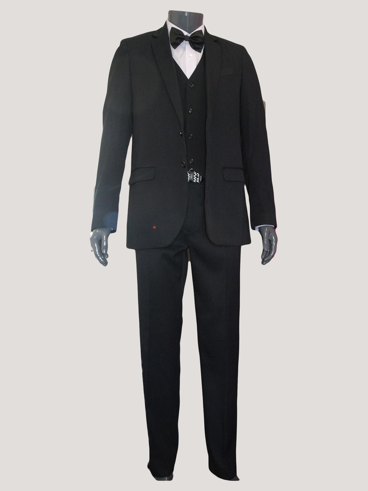 Costume noir classique avec bouton rouge