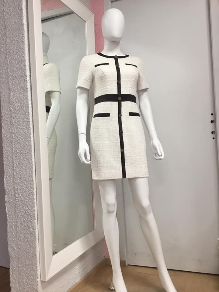Robe courte en tissu texturé blanc avec détails noirs