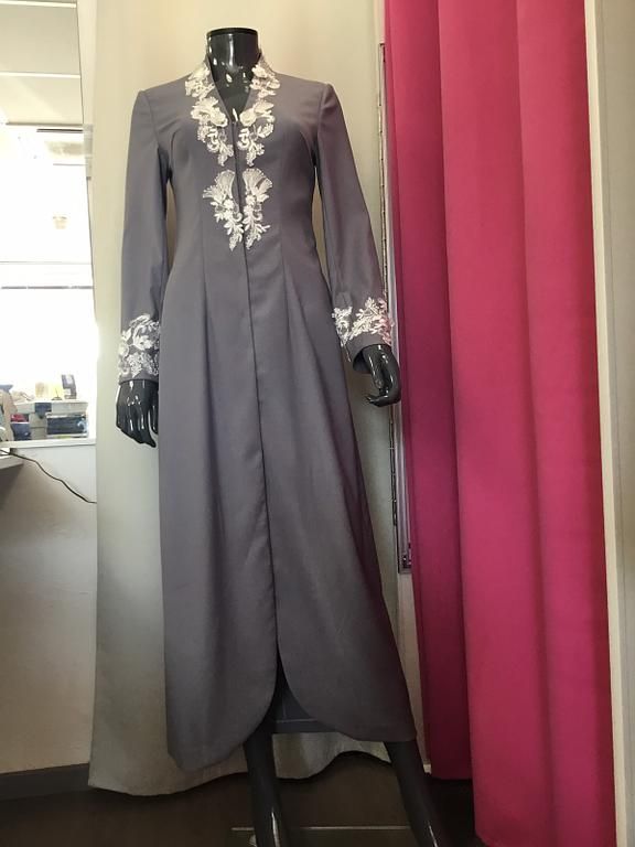 Robe grise longue avec motifs floraux blancs et roses.