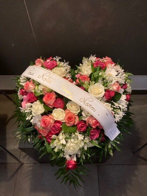 Cœur en fleurs blanches et roses