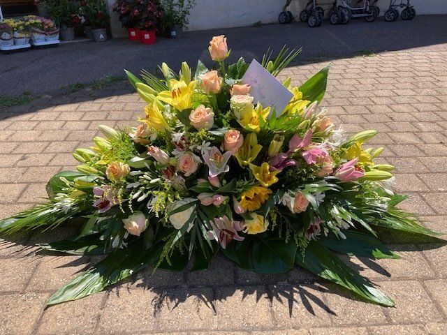 Bouquet de fleurs jaunes et roses