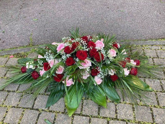 Assortiment de fleurs rouges et roses