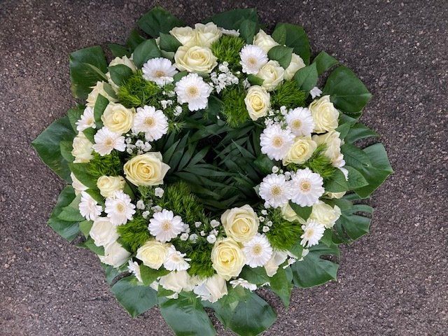Exemple de couronne fleurie blanche