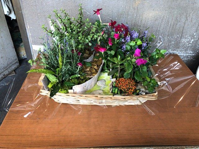 Panier composé d'un assortiment de fleurs