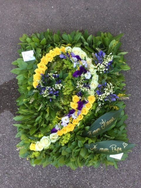 Composition florale jaune, blanche et violette