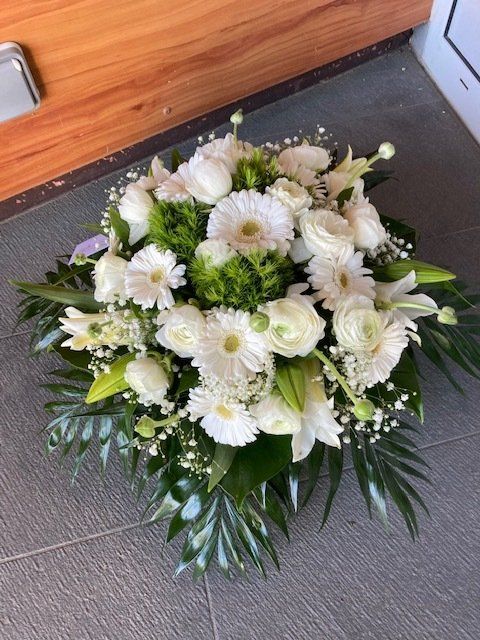 Bouquet arrondi de fleurs blanches