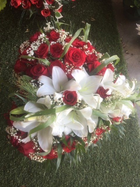 Cœur en fleurs blanches et rouges