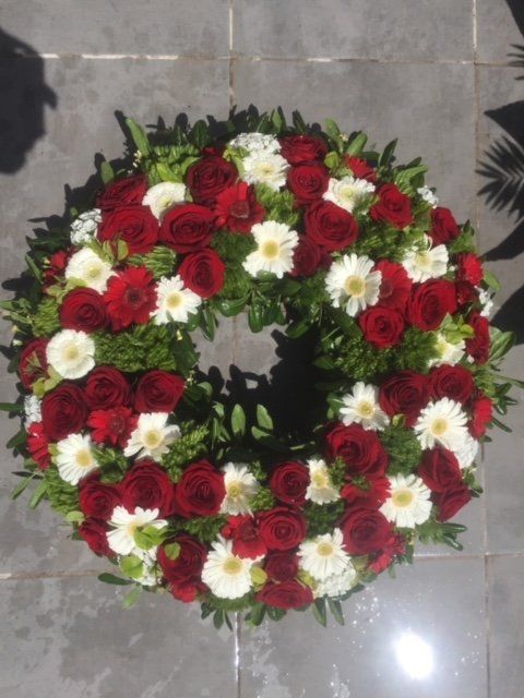 Couronnes de fleurs rouges et blanches
