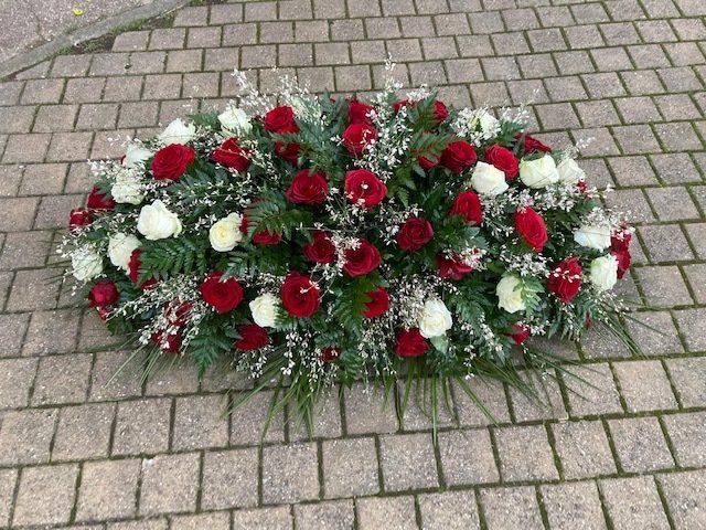 Décoration florale rouge et blanche