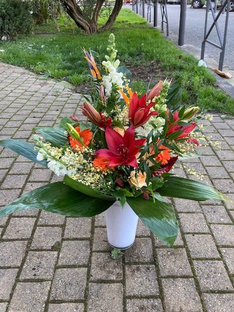 Vase et fleurs rouges