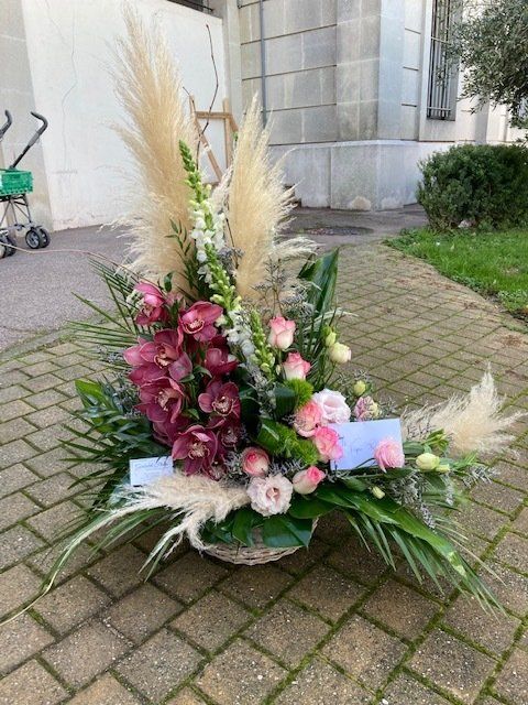 Panier rempli de fleurs