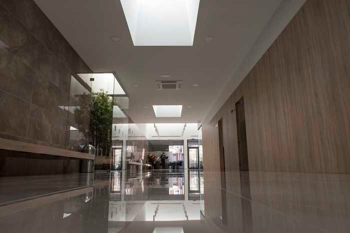 Un pasillo largo en un edificio con un tragaluz en el techo.