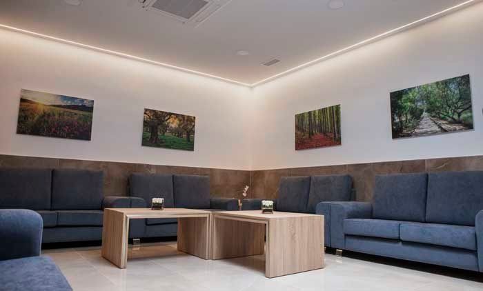 Una sala de estar llena de muebles y una mesa de café.