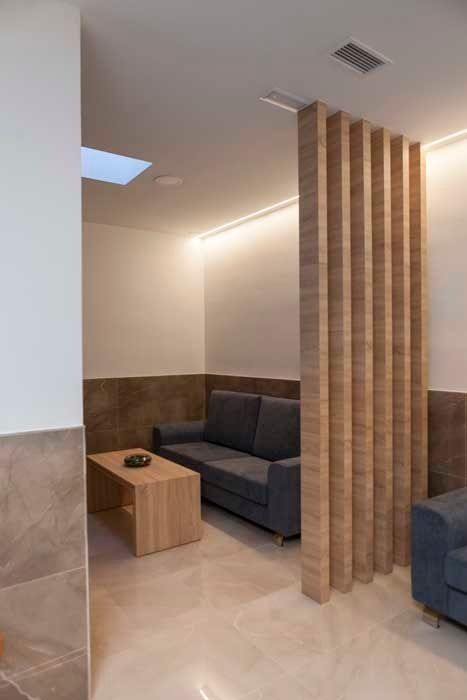 Una sala de estar con un sofá y una mesa de café.