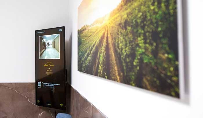 Un baño con un espejo y un cuadro en la pared.