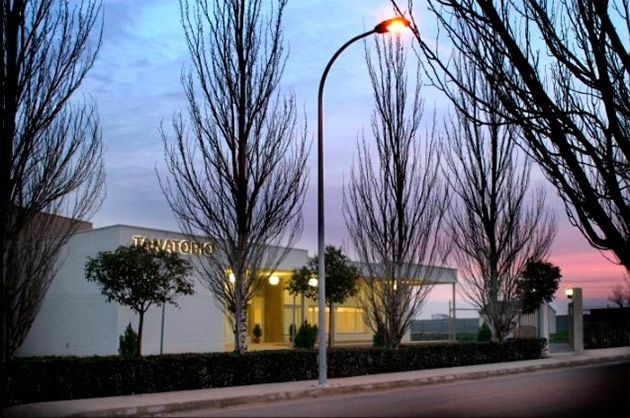 Un edificio con la palabra paralogia.