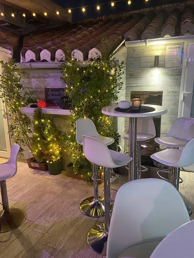 Un patio con mesas y sillas y una chimenea.