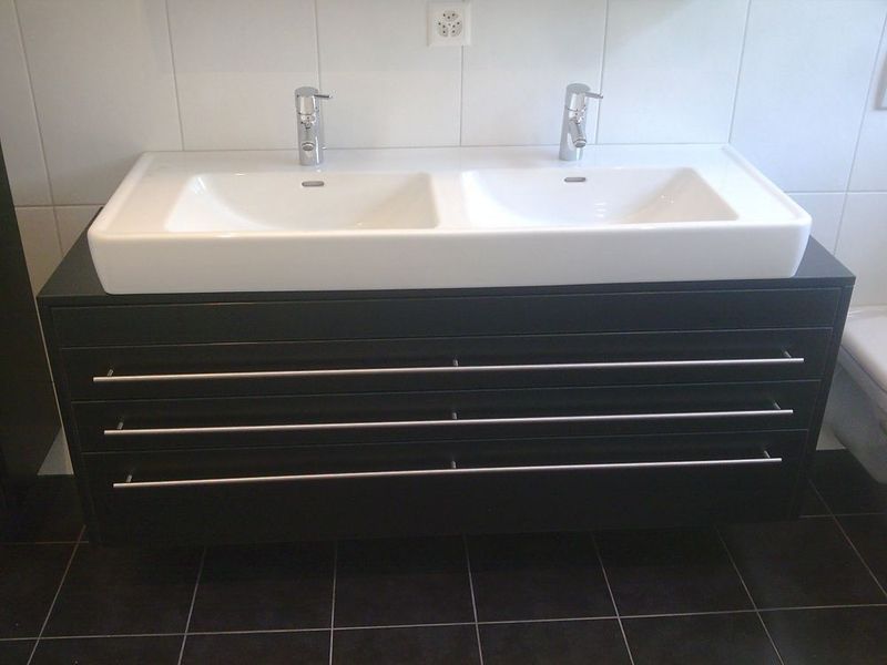 Wildhaber Schreinerei Badezimmerschrank, Waschtisch