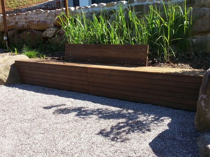 Wildhaber Schreinerei Schreinerarbeiten aussen, Sitzbank mit Hochbeet