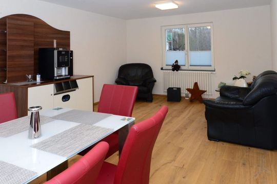 Wohnzimmer mit Esstisch